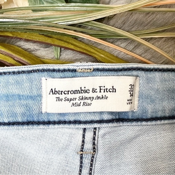 Abercrombie & Fitch Light Wash Mis Rise Distressed Women’s Skinny Jeans Sz 14 - Picture 4 of 11